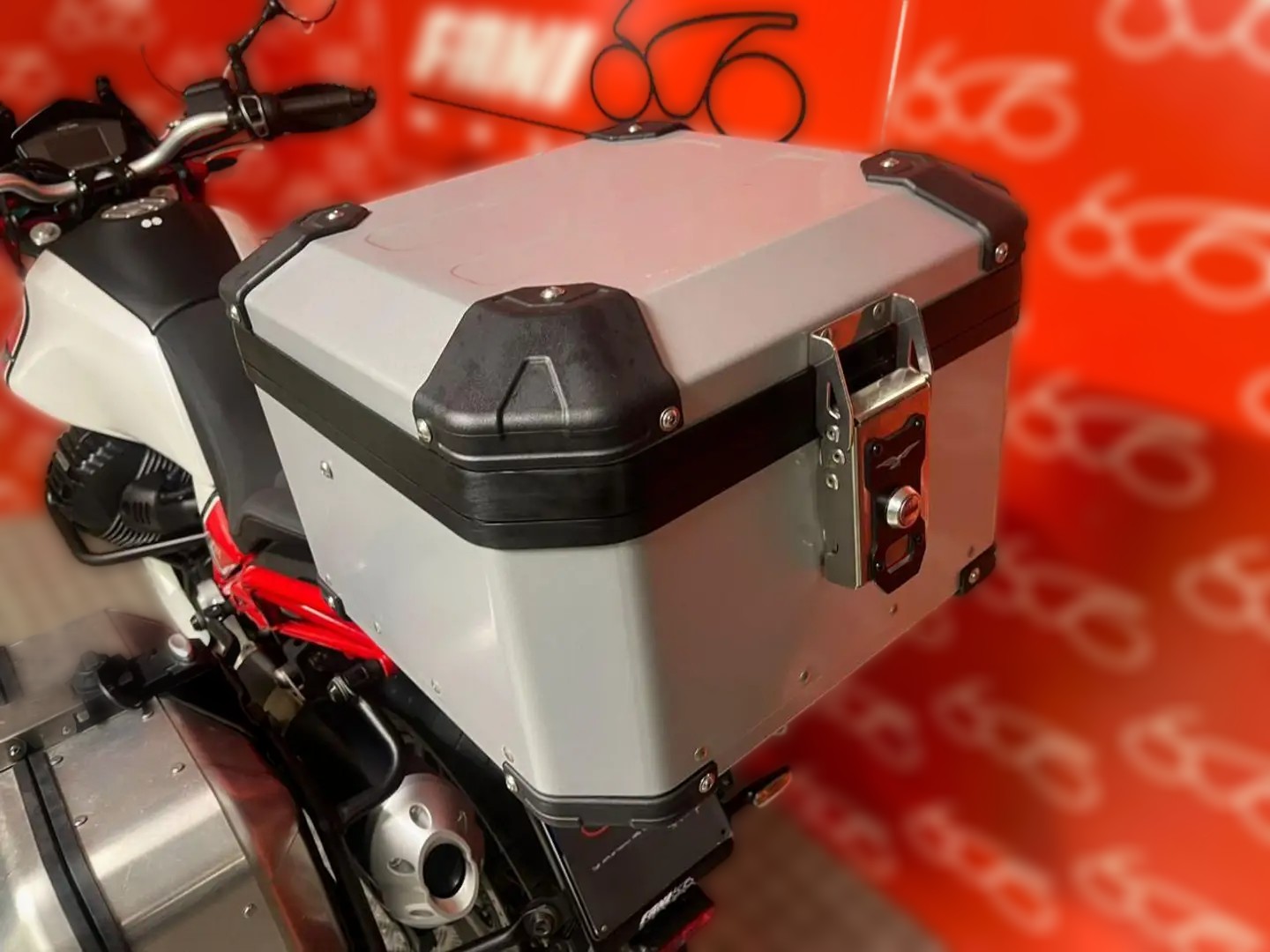 2019 Moto Guzzi V85 TT - 22 600 km - Náhled 23