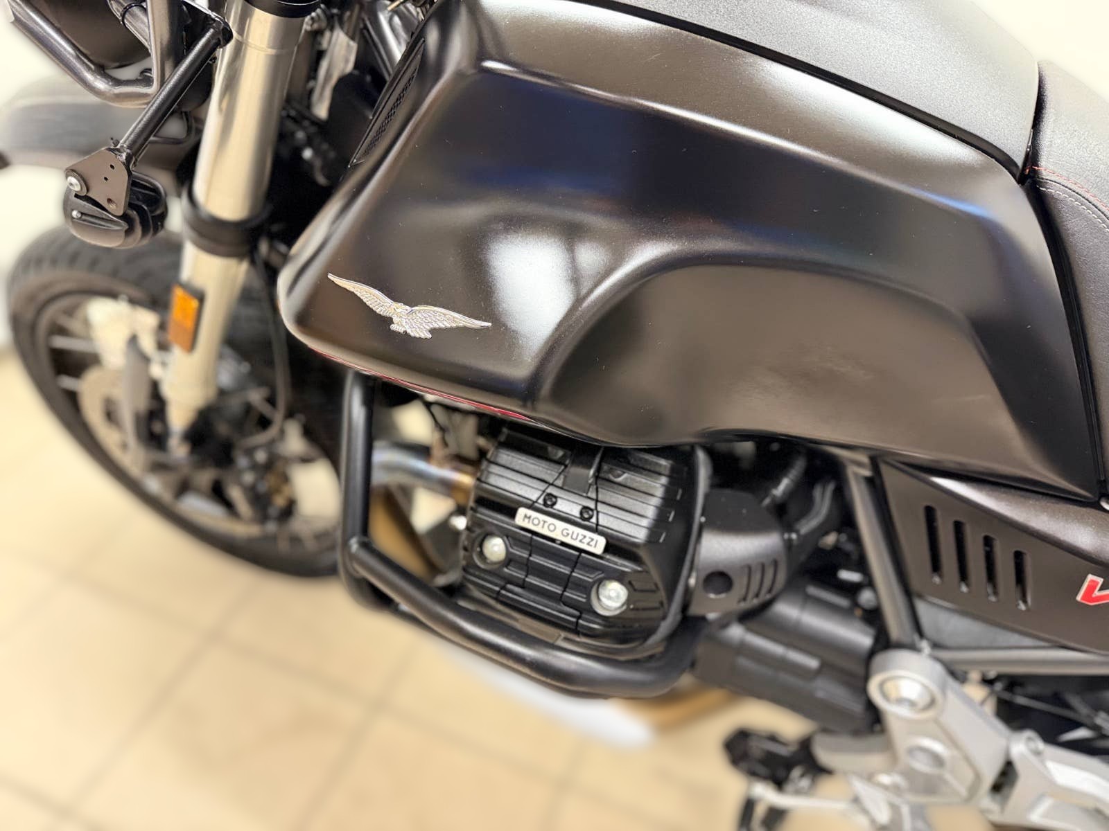 2022 Moto Guzzi V85 TT - 43 560 km - Náhled 3