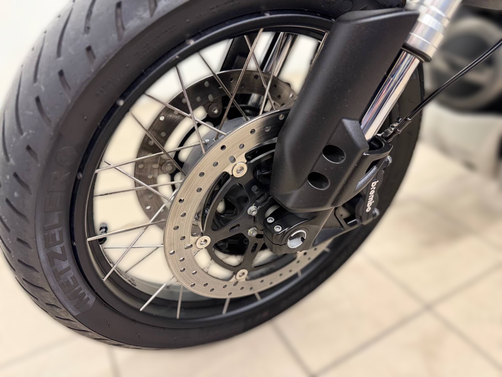2022 Moto Guzzi V85 TT - 43 560 km - Náhled 12