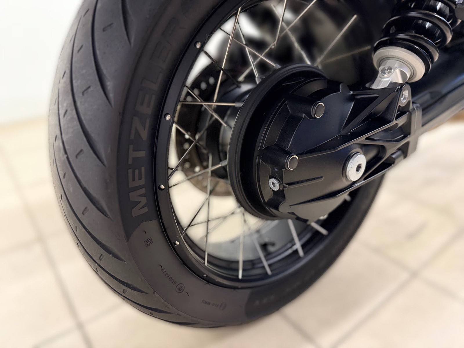 2022 Moto Guzzi V85 TT - 43 560 km - Náhled 16