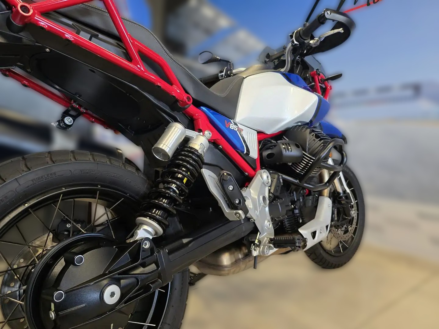 2023 Moto Guzzi V85 TT - 3 000 km - Náhled 23