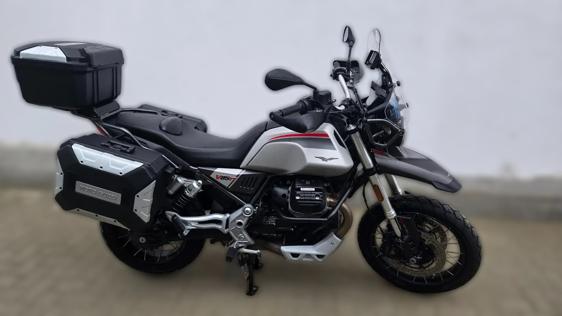 2023 Moto Guzzi V85 TT - 21 500 km - Náhled 3