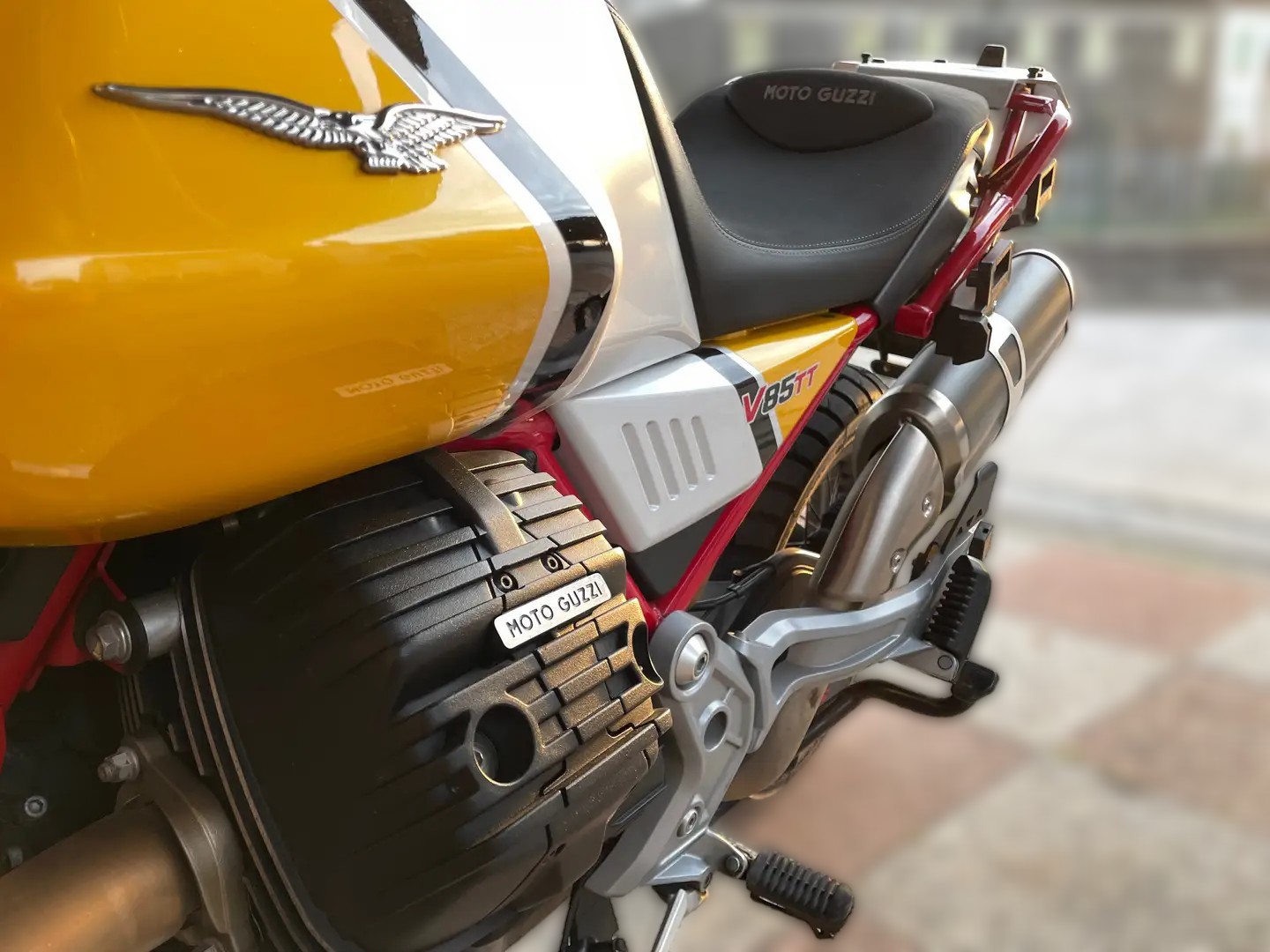 2021 Moto Guzzi V85 TT - 25 350 km - Náhled 8