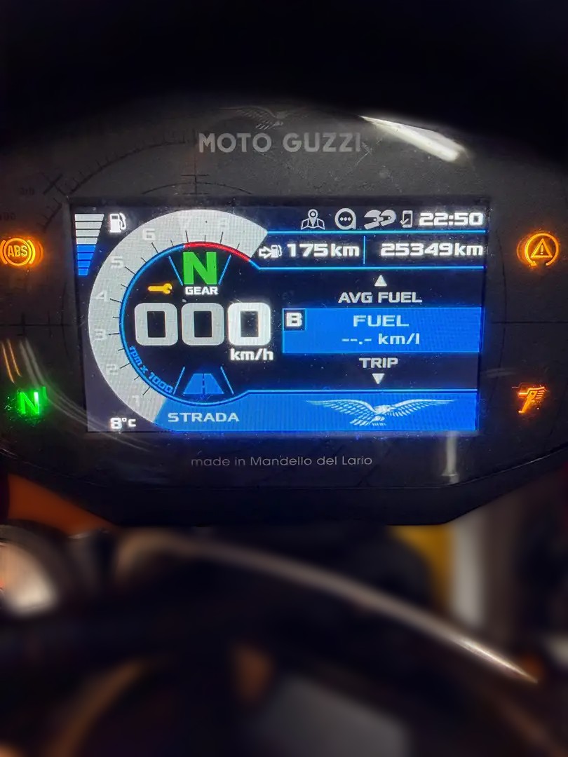 2021 Moto Guzzi V85 TT - 25 350 km - Náhled 11