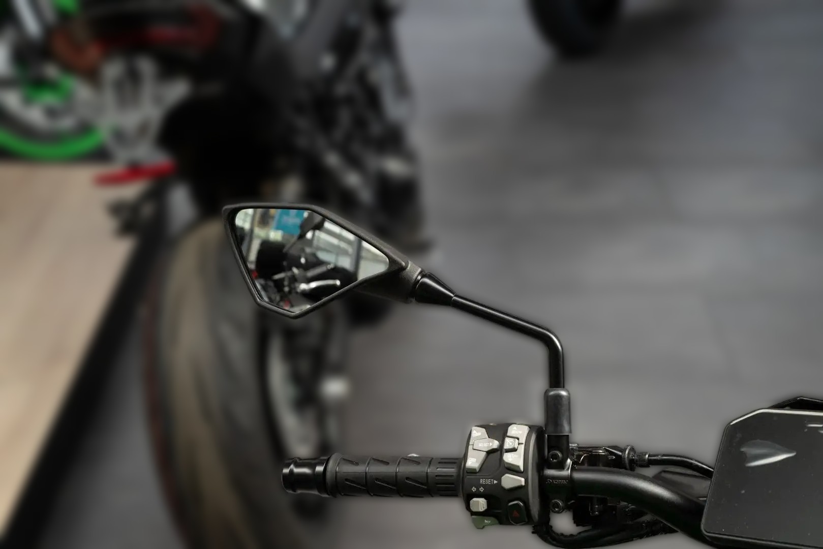2025 Kawasaki Z900 - 0 km - Náhled 3