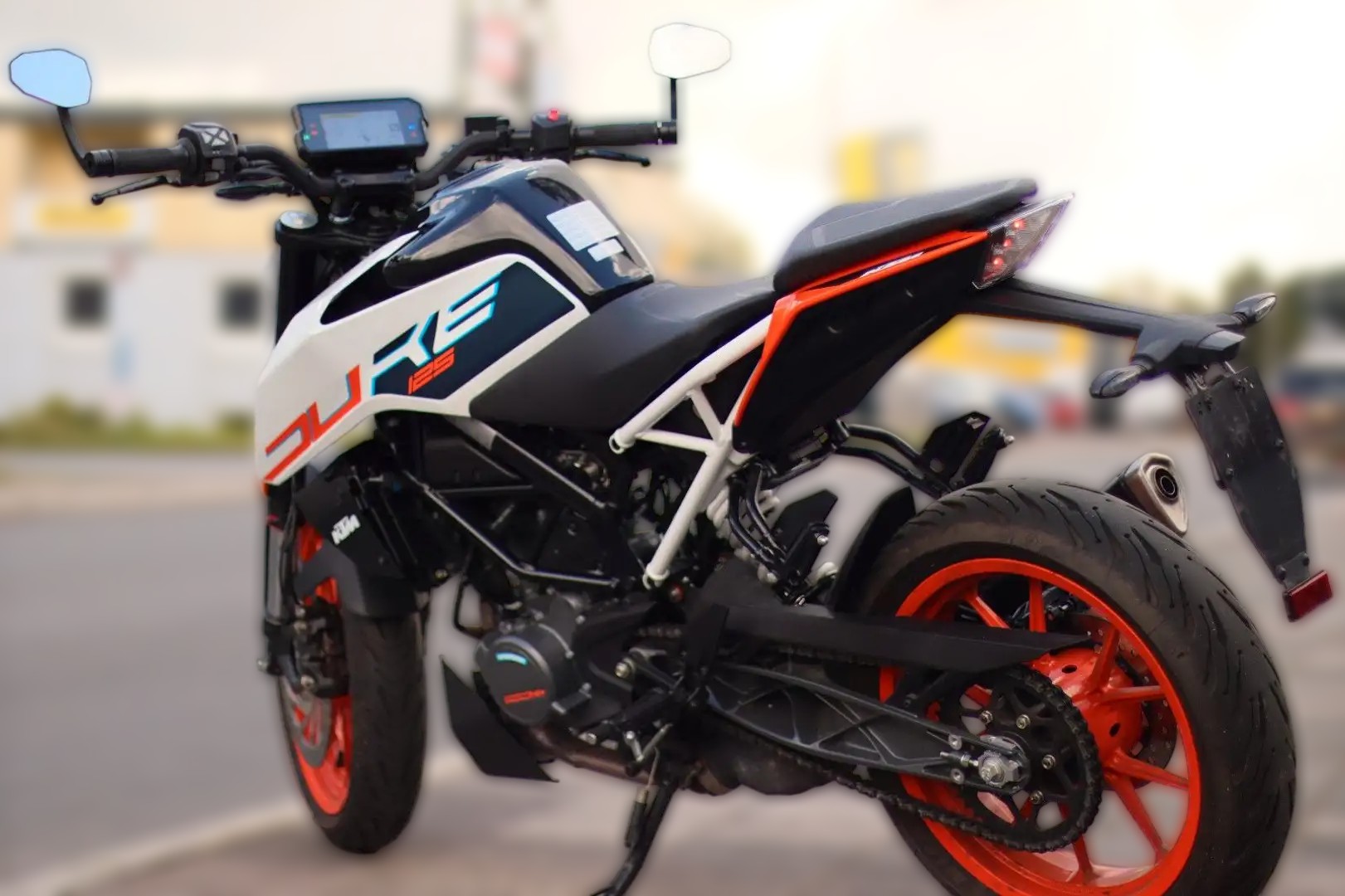 2025 KTM 125 Duke - 2 700 km - Náhled 4