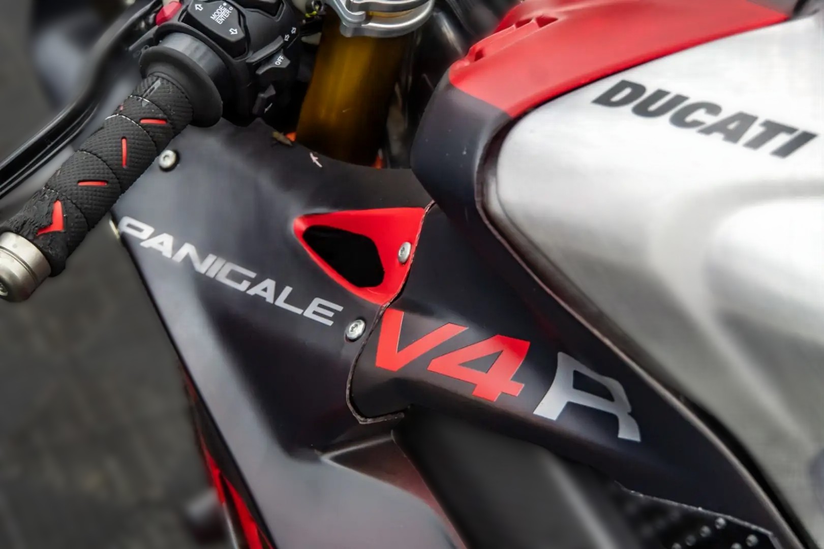 2024 Ducati Panigale V4 - 3 500 km - Náhled 35
